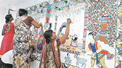 मधुबनी कला बनाती ग्रामीण महिला – मिथिला की परंपरा
