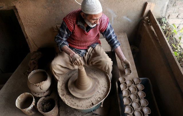 जहाँ मिट्टी से कलात्मक वस्तुएँ बनती हैं