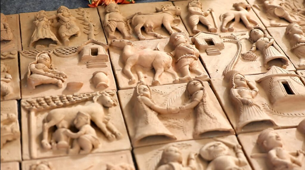 Terracotta nukkashi में बसती देवी-देवताओं की मूर्तियाँ