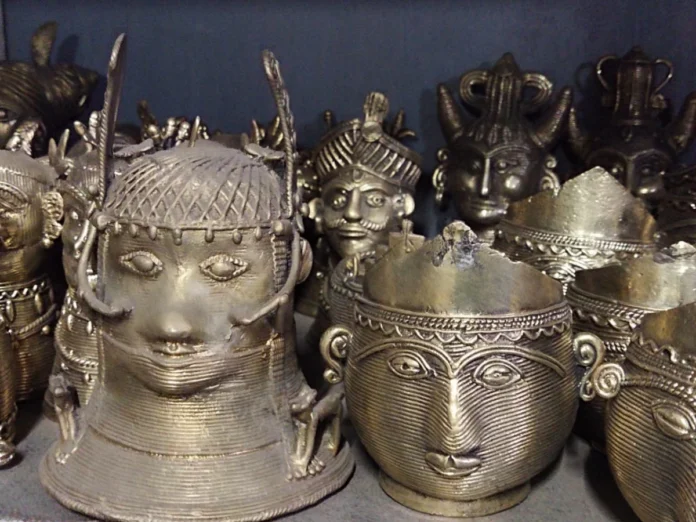 ढोकरा नर्तकी मूर्ति